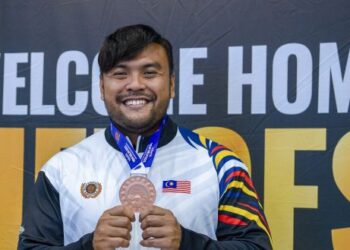Muhammad Ziyad Zolkifli menunjukkan pingat gangsa yang dimenanginya di Kejohanan Para Dunia di New Delhi, India, baru-baru ini. - UTUSAN/FAISOL MUSTAFA