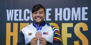 Muhammad Ziyad Zolkifli menunjukkan pingat gangsa yang dimenanginya di Kejohanan Para Dunia di New Delhi, India, baru-baru ini. - UTUSAN/FAISOL MUSTAFA