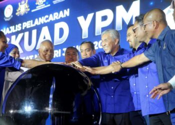 AHMAD Zahid Hamidi merasmikan Majlis Pelancaran Skuad Yayasan Pelajaran Mara Peringkat Negeri Johor 2025 di Stadium Tertutup Arena Larkin, Johor Bahru, Johor hari ini.-UTUSAN/RAJA JAAFAR ALI.