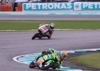 Noah Dettwiller (depan)  terbabit dalam kemalangan dengan juara dunia, Jose Antonio Rueda pada Grand Prix Malaysia di Litar Antarabangsa Sepang, hari ini. - UTUSAN/FARIZ RUSADIO
