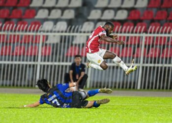 EMMMANUEL Mbargar (kanan) berusaha melepasi kawalan pemain Machan FC pada aksi Liga A1 Semi Pro di Stadium Sultan Muhammad IV, Kota Bharu, Kelantan kelmarin-IHSAN KELANTAN RED WARRIOR