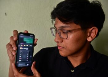 ADAM Afandi menunjukkan perbualan terakhir bapanya, Mohd Afendi Saleh sebelum dilaporkan ditahan tentera Israel ketika menyertai misi kemanusiaan Freedom Flotilla Coalition - Thousand Madleens to Gaza (FFC-TMTG) -UTUSAN/PUQTRA HAIRRY