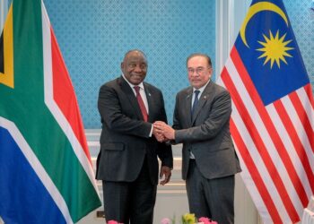 Anwar Ibrahim ketika menerima kunjungan Matamela Cyril Ramaphosa di Putrajaya semalam.