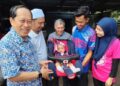 AHMAD Maslan (kiri) menyampaikan kerusi bayi kepada Syaidah Nor Amanda Mohd. Amirul Fikri berusia lima bulan di Kampung Parit Seraya, Benut, Pontian, hari ini. - UTUSAN/MUHAMMAD ZIKRI