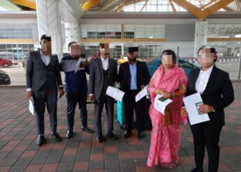 ENAM warga Bangladesh yang ditolak masuk ke Malaysia melalui jalan darat di Kompleks ICQS Bukit Kayu Hitam.