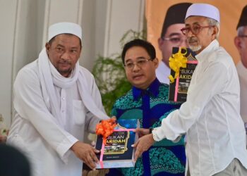 RAJA Kamarul Bahrin Shah Raja Ahmad (kanan) melancarkan buku Politik Bukan Akidah di Kuala Terengganu, hari ini. - UTUSAN/PUQTRA HAIRRY