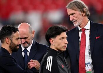 Jim Ratcliffe (kanan) dan Ruben Amorim (kiri). - AFP