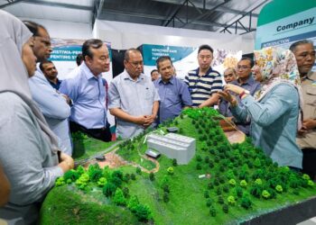 AHMAD Amzad Hashim (tengah) semasa melawat tapak Projek Perintis Nadir Bumi di Mukim Kenering, Perak bagi meneliti pematuhan terhadap prosedur operasi standard (SOP) dalam memastikan operasi perlombongan yang lestari, menjaga alam sekitar  dan tidak  memusnahkan hutan.