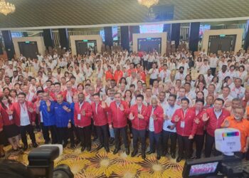 ANTHONY Loke Siew Fook (tengah) bersama pemimpin DAP Perak pada Konvensyen DAP Perak di Ipoh hari ini. - UTUSAN