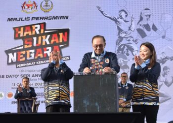 ANWAR Ibrahim melakukan gimik Perasmian Sambutan Hari Sukan Negara Peringkat Kebangsaan 2025 di Ipoh, hari ini. - UTUSAN/ZULFACHRI ZULKIFLI
