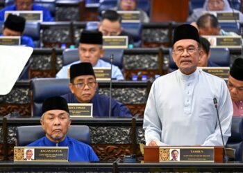 Menteri Kewangan, Datuk Seri Anwar Ibrahim berucap membentangkan Belanjawan 2026 di Bangunan Parlimen di sini, semalam. - Ihsan Jabatan Penerangan Malaysia