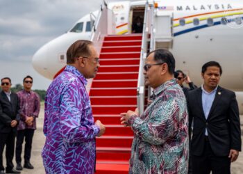 ANWAR Ibrahim sebelum berlepas ke Gyeongju, Republik Korea, bagi menyertai Mesyuarat Pemimpin-Pemimpin Ekonomi Mesyuarat Kerjasama Ekonomi Asia Pasifik (APEC). - FB ANWAR IBRAHIM