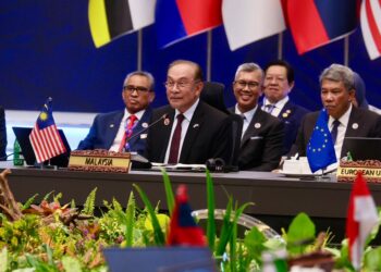 ANWAR Ibrahim ketika mempengerusikan Majlis Penyerahan Perjanjian Protokol Kedua untuk Meminda Perdagangan Barangan ASEAN (ATIGA) sempena Sidang Kemuncak ASEAN ke-47 di Pusat Konvensyen Kuala Lumpur (KLCC) di sini, hari ini. - UTUSAN/ISKANDAR ISHAK