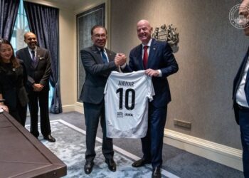 Anwar Ibrahim menerima hadiah jersey daripada Gianni Infantino selepas menerima kunjungan Presiden FIFA itu di Putrajaya hari ini.