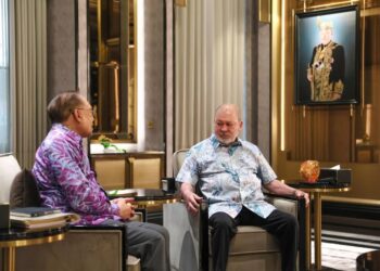 ANWAR Ibrahim ketika menghadap Yang di-Pertuan Agong, Sultan Ibrahim bagi mempersembahkan laporan dan hasil perbincangan sepanjang Sidang Kemuncak ASEAN Ke-47. - FB ANWAR IBRAHIM