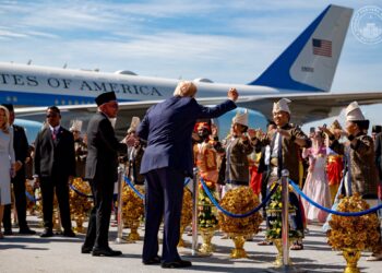 ANWAR Ibrahim bersama Presiden Amerika Syarikat, Donald Trump berinteraksi bersama penari semasa sambutan ketibaan penghuni rumah putih itu di Kompleks Bunga Raya, semalam. - PEJABAT PERDANA MENTERI