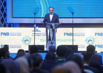ANWAR Ibrahim ketika berucap Forum Ilmu PNB 2025 di Kuala Lumpur hari ini.-UTUSAN/ ISKANDAR ISHAK