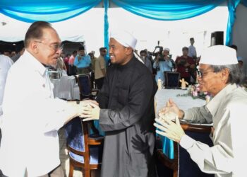 ANWAR Ibrahim beramah mesra bersama tetamu pada majlis Kenduri Rakyat bersama warga institusi pendidikan Islam Tahfiz dan Pondok negeri Perak di Sekolah Menengah Tahfiz Darul Ridzuan, Ipoh hari ini. - UTUSAN/ZULFACHRI ZULKIFLI