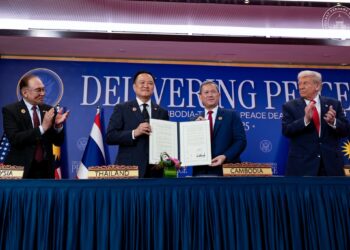 ANWAR Ibrahim bersama barisan pemimpin negara semasa Majlis Menandatangani Perjanjian Damai Thailand-Cambodia di Sidang Kemuncak ASEAN 2025. - PEJABAT PERDANA MENTERI