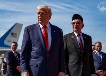 ANWAR Ibrahim semasa menyambut ketibaan Presiden Amerika Syarikat, Donald Trump di Kompleks Bunga Raya, Subang. - PEJABAT PERDANA MENTERI