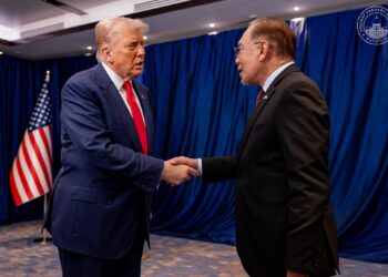 ANWAR Ibrahim bersama Presiden Amerika Syarikat, Donald Trump di Sidang Kemuncak ASEAN Ke-47, hari ini. - PEJABAT PERDANA MENTERI