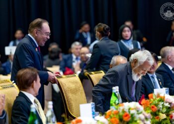 ANWAR Ibrahim bersama Perdana Menteri, Xanana Gusmao semasa Majlis Sambutan Kemasukan Timor-Leste ke dalam ASEAN sempena Sidang Kemuncak ASEAN Ke-47, hari ini. - PEJABAT PERDANA MENTERI