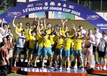 Pemain Australia bersorak gembira sambil menjulang Piala Sultan Johor  apabila muncul juara  pada perlawanan akhir  Kejohanan Hoki Antarabangsa Bawah 21 (B-21) tahun Piala Sultan Johor menentang India di Perbadanan Stadium Hoki Johor, Taman Daya, Johor Bahru disini . Australia menang 2-1. UTUSAN/RAJA JAAFAR ALI