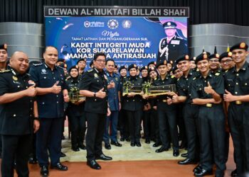 AZAM Baki (tiga dari kiri) bergambar kenangan bersama kadet Kor SUAR selepas Majlis Tamat Latihan dan Penganugerahan Sijil Kadet Integriti Muda Kor Sukarelawan Mahasiswa Antirasuah (Kor SUAR) di Universiti Sultan Zainal Abidin (UniSZA), Kuala Nerus, Terengganu. - UTUSAN/PUQTRA HAIRRY