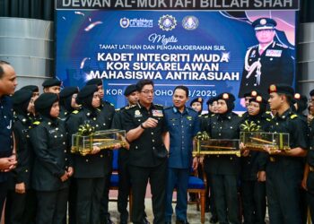 AZAM Baki (tengah) beramah mesra bersama kadet Kor Sukarelawan Mahasiswa Antirasuah (SUAR) di Universiti Sultan Zainal Abidin (UniSZA), Kuala Nerus, Terengganu. - -UTUSAN/PUQTRA HAIRRY