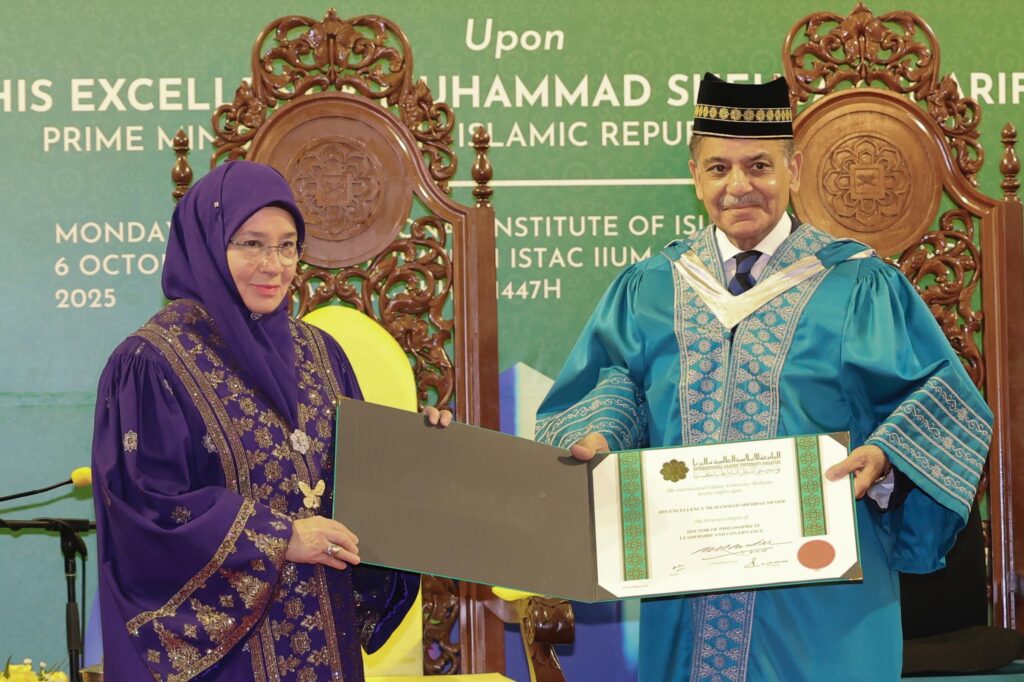 PM Pakistan terima Ijazah Kehormat Doktor Falsafah UIAM 1 b21a7033 5bd7 4941 bf20 3f63dc412ac3