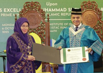 TUNKU Azizah Aminah Maimunah Iskandariah berkenan menyampaikan penganugerahan Ijazah Kehormat Doktor 
kepada Muhammad Shehbaz Sharif pada Majlis Konvokesyen Khas UIAM di ISTAC-IIUM, Kuala Lumpur.-UTUSAN/AMIR KHALID