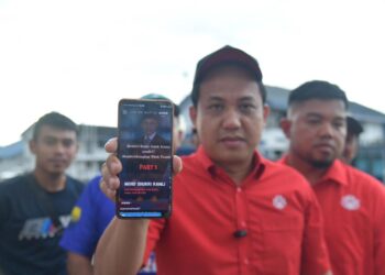AHMAD Nazrin Abdul Aziz menunjukkan rakaman klip audio yang tular di laman TikTok didakwa mirip suara Menteri Besar selepas membuat laporan di IPD Arau, Perlis, hari ini.-UTUSAN/IZLIZAN OTHMAN