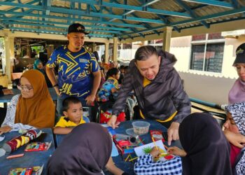 FATHUL Bari Mat Jahya (tengah) beramah mesra bersama penduduk pada program Bakti Madani: Siswa Universiti Komuniti Madani @Perlis (SUKA Perlis) 2025 di Kampung Ujung Bukit, Kangar, Perlis hari ini.-UTUSAN