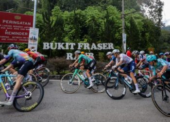 Joris Delbove (dua dari kiri) menyarung jersi hijau selaku pendahulu keseluruhan manakala Matteo Malucelli (dua dari kanan) mengekalkan gelaran raja pecut selepas peringkat kelima berakhir di Bukit Fraser, semalam. - UTUSAN/MUHAMAD IQBAL ROSLI