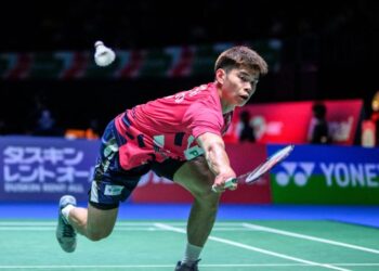 Leong Jun Hao tumbang seawal pusingan pertama kepada pemain Denmark, Viktor Axelsen pada badminton Terbuka Perancis, semalam. - AFP