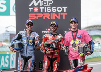 Bagnaia (tengah) ketika mengungguli perlumbaan pecut pada Grand Prix (GP) Motosikal Malaysia, hari ini. - UTUSAN/FARIZ RUSADIO