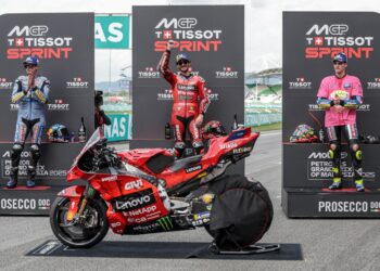 Francesco Bagnaia mengungguli perlumbaan pecut Grand Prix (GP) Malaysia di Litar Antarabangsa Sepang (SIC), hari ini. - UTUSAN/FARIZ RUSADIO