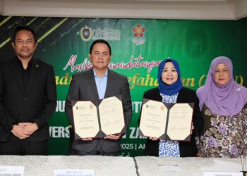 FADZLI Adam (dua, kiri) dan Suaibah Harun (dua, kanan) bergambar selepas selesai menandatangani memorandum persefahaman (MoU) antara UniSZA dan Hotel Primula Beach, Kuala Terengganu. — UTUSAN / PUQTRA HAIRRY