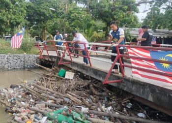 SYED Abu Hussin Hafiz Syed Abdul Fasal (tengah) melihat sampah yang tersangkut di jambatan ketika meninjau kawasan yang dilanda banjir di Kampung Matang Gelugor di Bukit Gantang. - UTUSAN/WAT KAMAL ABAS