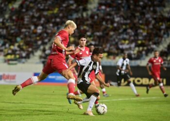 PEMAIN Terengganu FC (TFC), Mohamad Baqiuddin Shamsudin (kanan) diasak pemain Kuching City FC dalam perlawanan suku akhir pertama Piala FA di Stadium Sultan Mizan Zainal Abidin, Gong Badak, Kuala Nerus, Terengganu malam tadi. -UTUSAN/PUQTRA HAIRRY