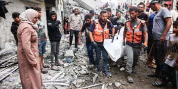 Penduduk Gaza mengangkat mayat yang ditemui di bawah runtuhan bangunan yang musnah selepas Israel mencabuli gencatan senjata dan menyerang bandar itu. – AFP