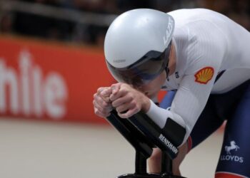 Pelumba Britain, Josh Charlton memenangani perlumbaan kejar mengejar individu pada Kejohanan Dunia UCI di Velodrom Penalolen, Santiago, Chile, semalam. - AFP