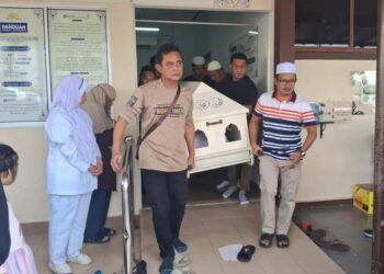 JENAZAH Nurhazwani Abd. Halim dibawa keluar dari Unit Forensik Hospital Kemaman, Terengganu selepas selesai urusan bedah siasat dan solat jenazah. - UTUSAN/NIK NUR IZZATUL HAZWANI NIK ADNAN