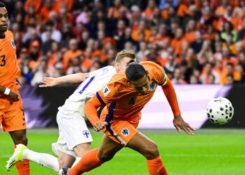 Pemain pertahanan Belanda, Virgil van Dijk menanuk bola untuk menjaringkan gol kedua pasukannya dalam aksi Kelayakan Piala Dunia 2026 menentang Finland di Johan Cruyff Arena, Amsterdam, semalam. - AFP