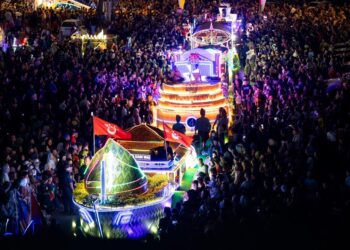 ORANG ramai membanjiri pekarangan Stadium Sultan Muhammad IV untuk melihat perarakan kereta berhias sempena sambutan Hari Keputeraan Sultan Muhammad V di Kota Bharu, Kelantan. - UTUSAN/KAMARUL BISMI KAMARUZAMAN