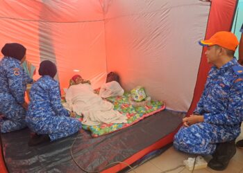PEGAWAI dan anggota APM Kedah memantau tahap kesihatan mangsa banjir yang berlindung di PPS Sekolah Kebangsaan Taman Aman di Alor Setar.