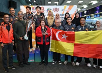Pemain boling Selangor bergambar bersama Piala P.S. Nathan selepas muncul juara keseluruhan pada Kejohanan Tenpin Boling Kebangaan 2025 di Sunway Mega Lanes, hari ini. - IHSAN MTBC