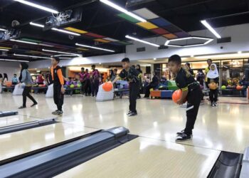 Mohd. Annuar Zaini bergambar bersama pelajar pada Program UDA Cares : Bangunkan Komuniti, Lahirkan Juara di pusat boling Lite Superbowl JB 9 di Angsana Ipoh Mall, Ipoh semalam. - UTUSAN/ZULFACHRI ZULKIFLI.
