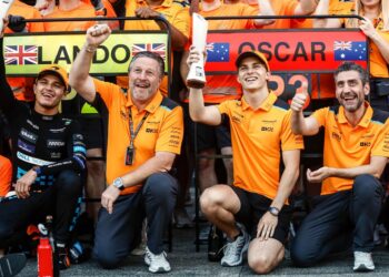 Zak Brown (dua dari kiri). - AFP