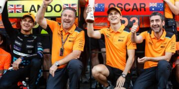 Zak Brown (dua dari kiri). - AFP